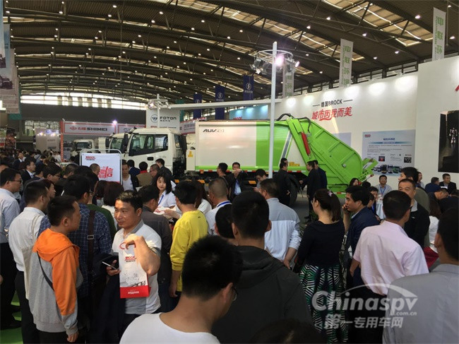 熱情的參會代表在福田普羅科展臺前