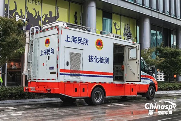 　　車頂?shù)木療舨捎米簏S右紅的布置，是國內(nèi)比較常見的款式