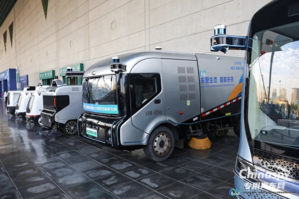 直擊鄭州新能源汽車生態(tài)伙伴大會(huì) 宇通環(huán)衛(wèi)自動(dòng)駕駛洗掃車實(shí)力“吸睛”！