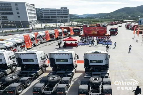 53輛龍擎AMT危化牽引車交付寧波客戶