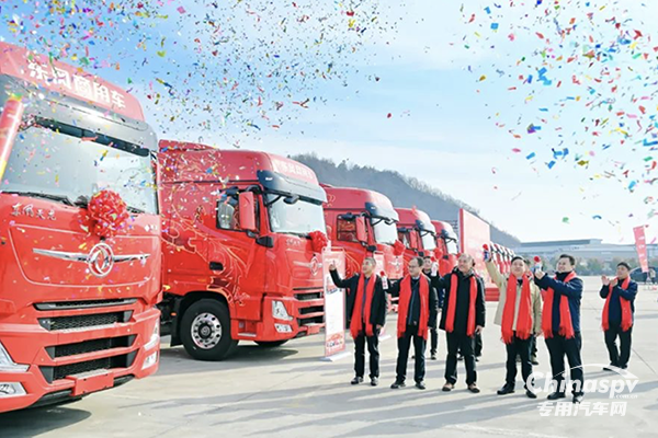 整車一體化事業(yè)加速！東風(fēng)商用車批量交付倉柵式頭掛一體車