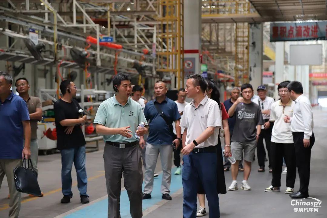 2024年8月15日,在蕪湖市發(fā)改委、市交通運輸局、市運管中心等部門的鼎力支持下,一場旨在促進地方經(jīng)濟繁榮、深化制造與運輸企業(yè)合作的交流會在聯(lián)合重卡舉行。