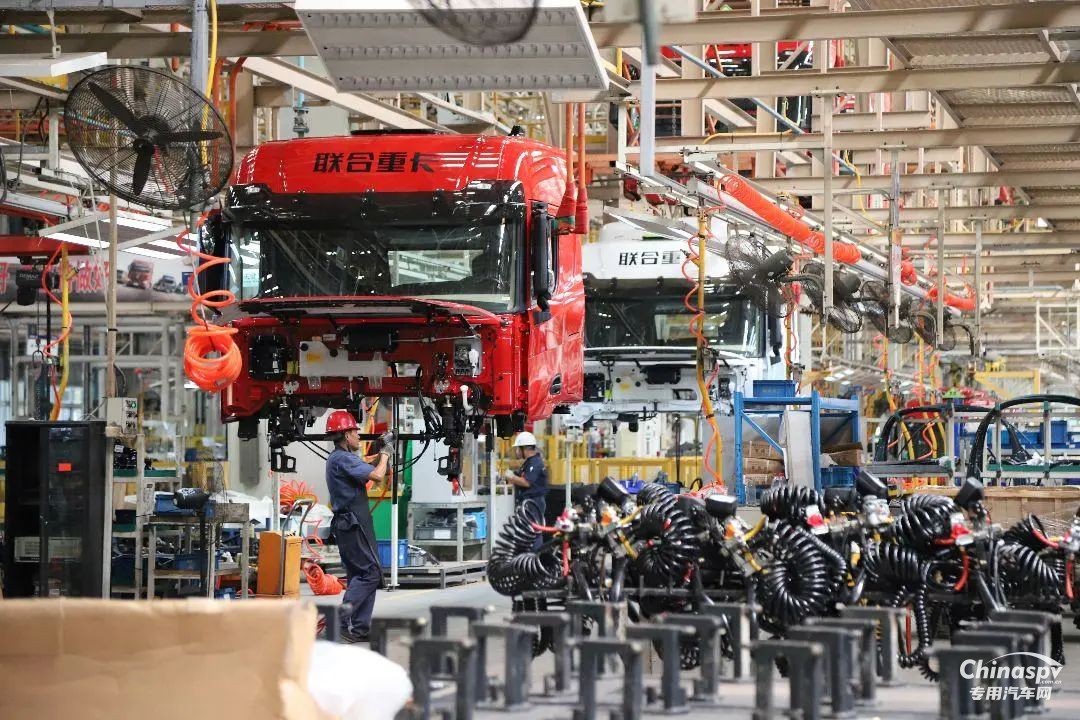 2024年8月15日,在蕪湖市發(fā)改委、市交通運輸局、市運管中心等部門的鼎力支持下,一場旨在促進地方經(jīng)濟繁榮、深化制造與運輸企業(yè)合作的交流會在聯(lián)合重卡舉行。