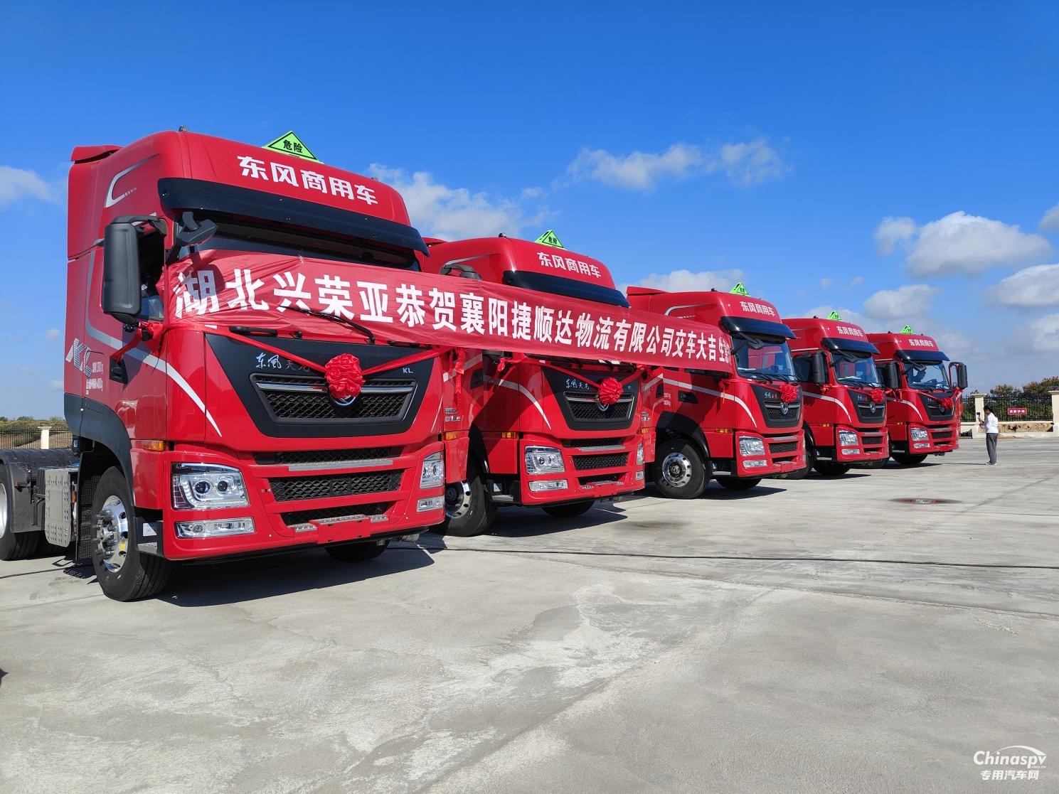 東風(fēng)龍擎3.0危化車(chē)批量交付，打造襄陽(yáng)運(yùn)輸安全標(biāo)桿