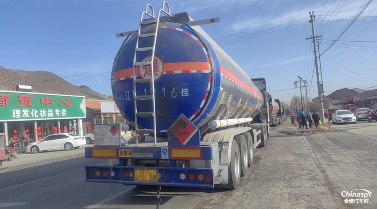 北京重卡危化品運輸車