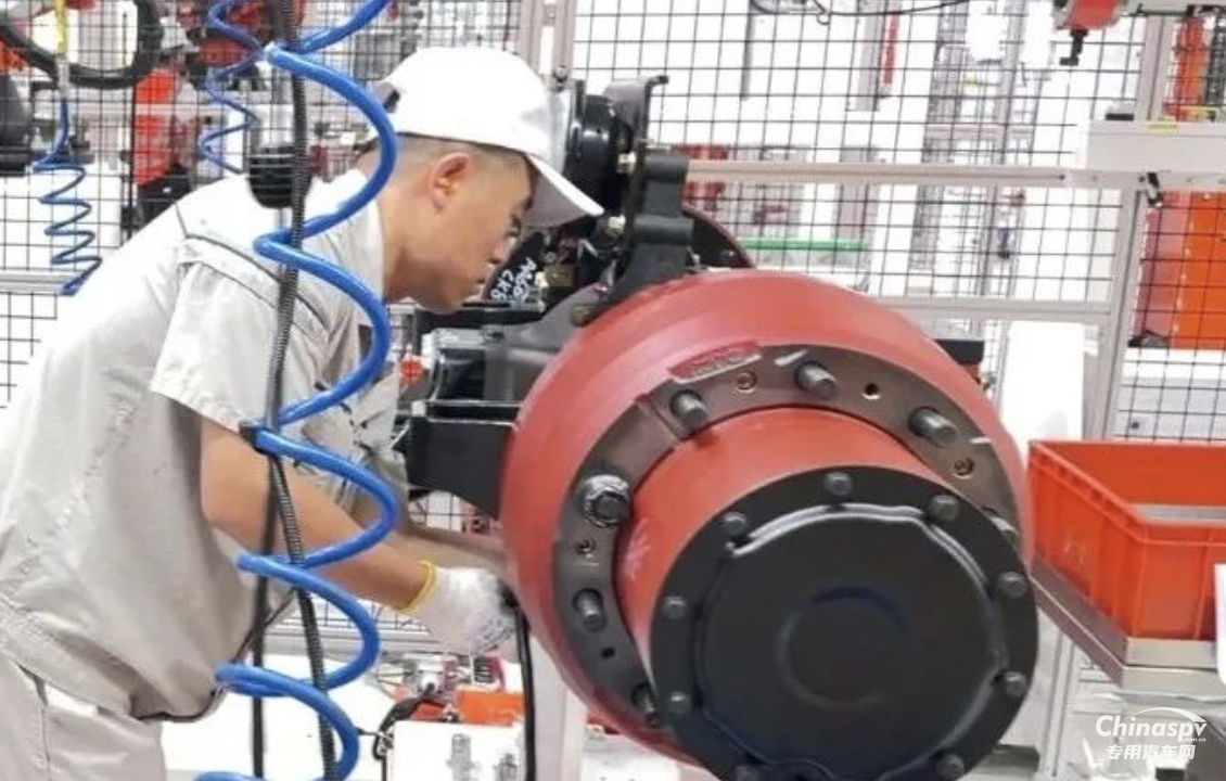 解放動(dòng)力300輕量化輪減橋首臺(tái)B樣橋試裝成功