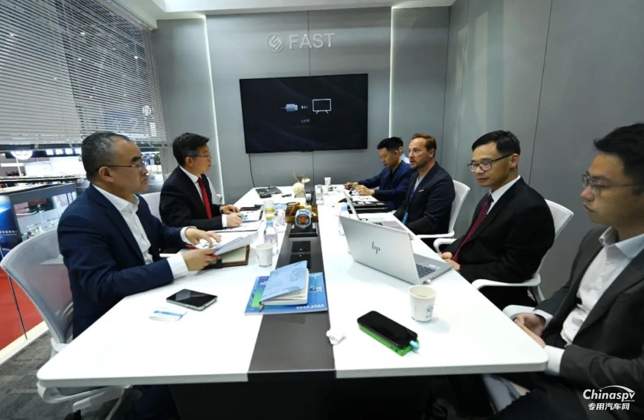 法士特董事長馬旭耀在上海車展會見國內(nèi)外客商