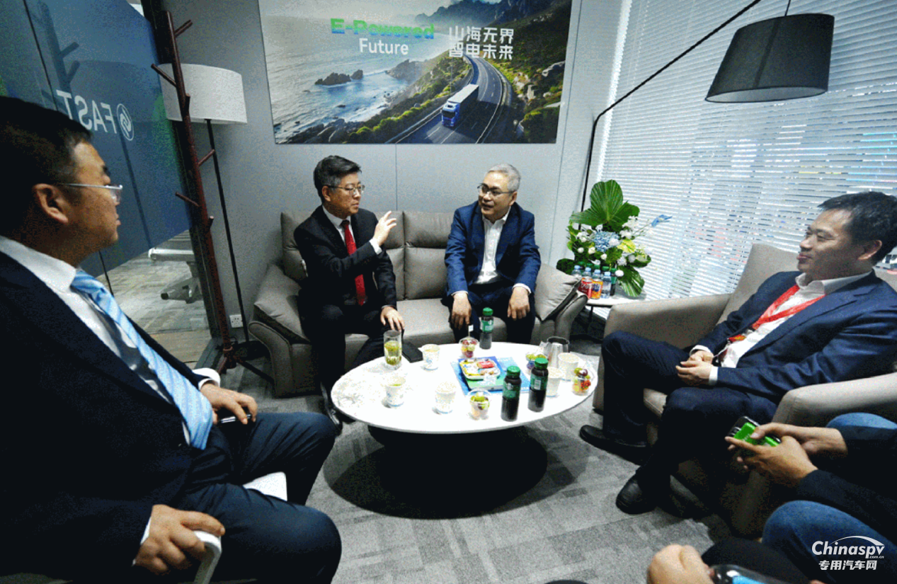 法士特董事長馬旭耀在上海車展會見國內(nèi)外客商