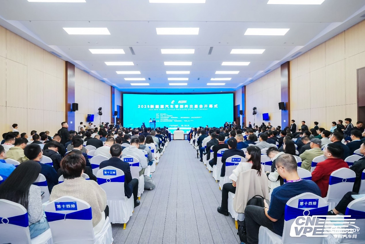 共繪產(chǎn)業(yè)新藍(lán)圖!東風(fēng)商用車再度亮相十堰新能源汽車零部件交易會(huì)