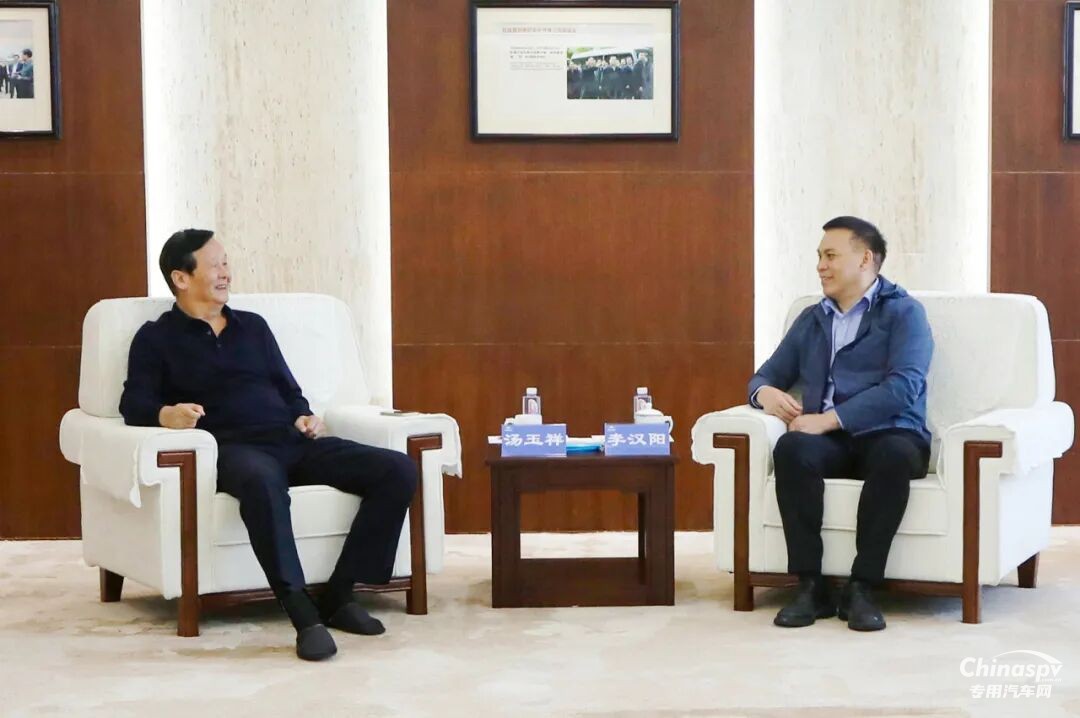 玉柴黨委書(shū)記?李漢陽(yáng)與宇通集團(tuán)董事長(zhǎng)湯玉祥會(huì)談交流