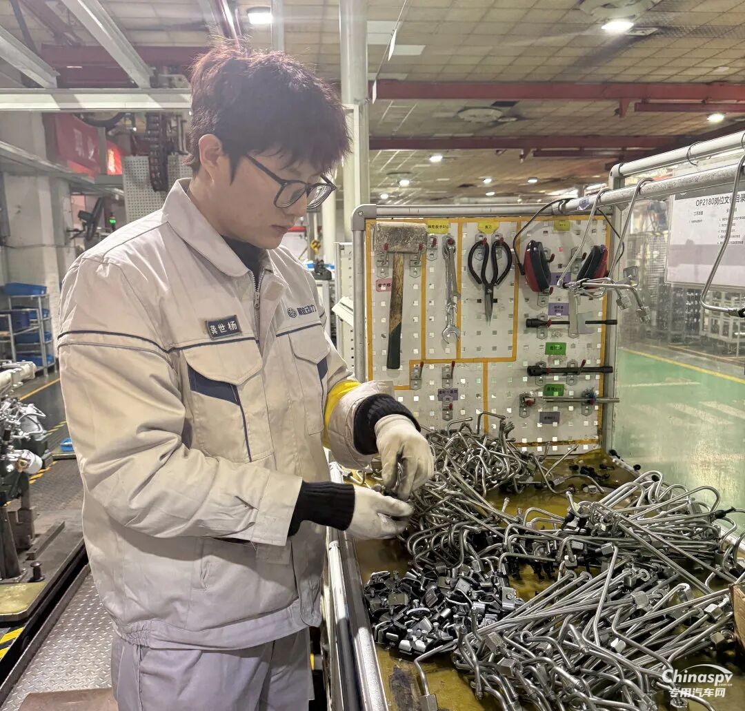 解放動(dòng)力：紅色引擎強(qiáng)動(dòng)能，黨員攻堅(jiān)勇爭(zhēng)先！