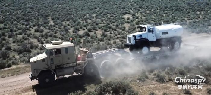 美國主戰(zhàn)坦克的得力助手：Oshkosh M1070軍用大件運輸車