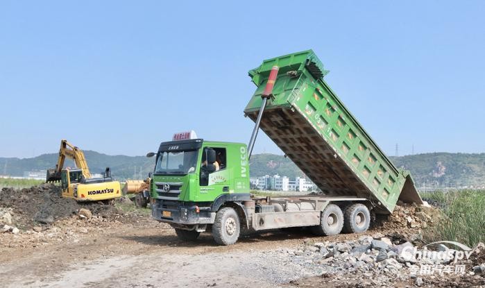 上汽紅巖“工程之王”助力漩門(mén)灣拓浚擴(kuò)排 高效可靠深耕基建工程