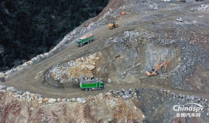 工程之王 馳騁高原 上汽紅巖杰獅C6自卸車批量交付日喀則老用戶