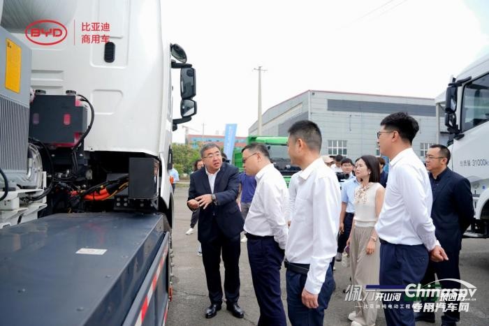 更靈活更高效！比亞迪純電動三軸工程車首次亮相
