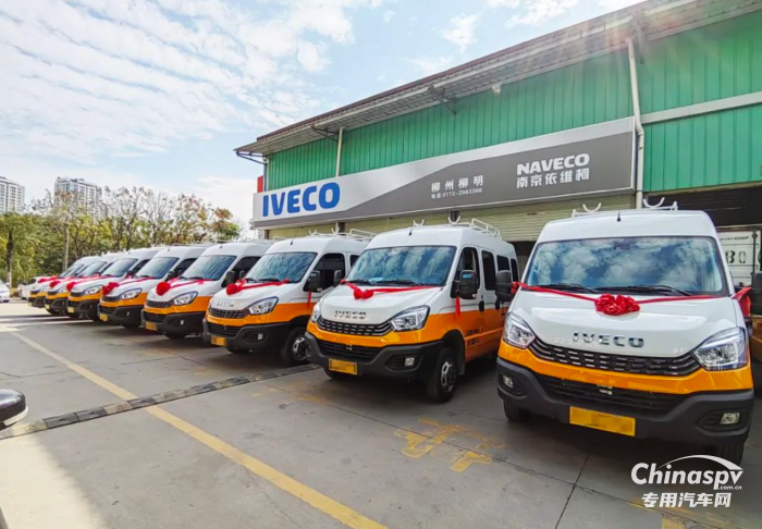 南京依維柯歐勝工程車順利交付！百變大咖為鐵路出行護(hù)航